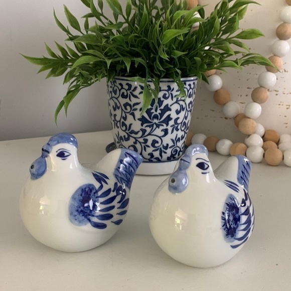 Chinoiserie‎ Set of two Chickens Salt Pepper Blue White Farmhouse blue white - Picture 1 of 11